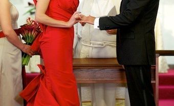 Áo cưới màu đỏ lưng áo thắt nơ - Blog Marry