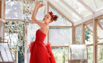 Áo cưới màu đỏ kết hợp nơ cài đầu cùng màu - Blog Marry