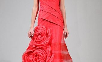 Áo cưới màu đỏ chân váy voan xếp hoa hồng - Blog Marry