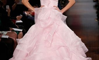 Áo cưới màu hồng voan lưới xếp tầng cầu kỳ - Blog Marry