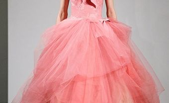 Áo cưới màu hồng đính nơ ở ngực áo - Blog Marry