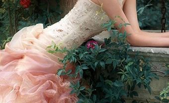 Áo cưới màu hồng chân váy voan xếp cầu kỳ - Blog Marry