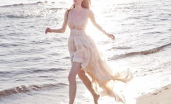 Váy cưới ngắn màu vàng nude với chân váy mullet - Blog Marry