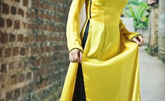 Áo dài cô dâu màu vàng viền đen nhẹ - Blog Marry