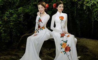 Áo dài cưới màu trắng in hoa hồng dịu dàng - Blog Marry