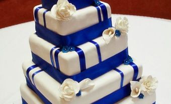 Bánh cưới trắng vuông sọc xanh đẹp mắt - Blog Marry