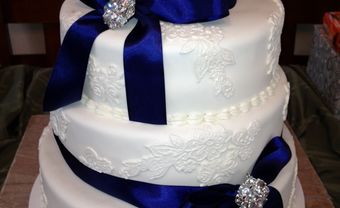 Bánh cưới trắng trang trí hoa văn nổi nơ xanh - Blog Marry