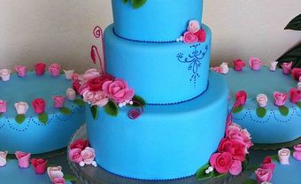 Bánh cưới nền xanh trang trí hoa sắc hồng đẹp mắt - Blog Marry