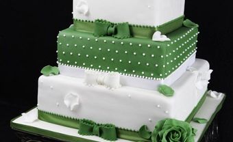 Bánh cưới vuông màu xanh lá, màu trắng tinh tế - Blog Marry