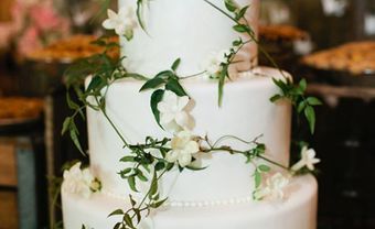 Bánh cưới trắng trang trí bằng cành lá màu xanh - Blog Marry