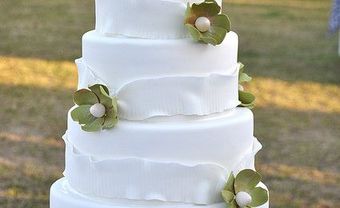 Bánh cưới 5 tầng màu trắng tinh tế với hoa màu xanh - Blog Marry
