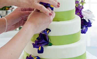 Bánh cưới viền xanh hoa tím đẹp mắt - Blog Marry