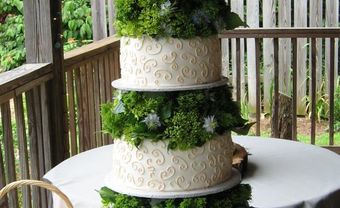 Bánh cưới trắng trang trí hoa lá xanh nổi bật - Blog Marry