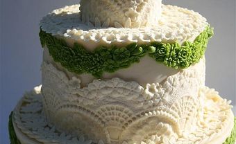 Bánh cưới trắng trang trí kiểu ren và hoa xanh độc đáo - Blog Marry