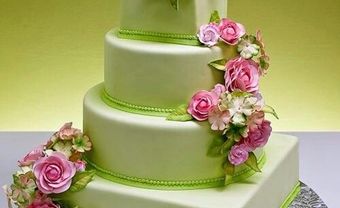 Bánh cưới màu xanh nhạt xinh đẹp với hoa màu hồng - Blog Marry