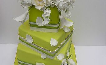 Bánh cưới vuông màu vàng xanh trang trí hoa trắng - Blog Marry