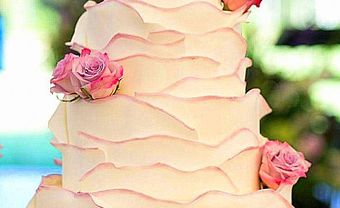 Bánh cưới 4 tầng đính hoa hồng tím độc đáo - Blog Marry