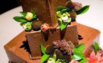 Bánh cưới vuông chocolate bất đối xứng kết hoa tươi - Blog Marry