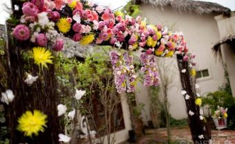 Cổng hoa cưới kết hợp đa dạng nhiều sắc hoa - Blog Marry