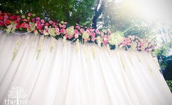 Cổng hoa cưới kết bằng hoa hồng và lan dạ hương - Blog Marry