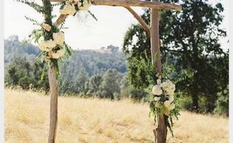 Cổng hoa cưới bằng gỗ mộc đơn giản và tinh tế - Blog Marry