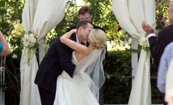 Cổng hoa cưới phủ lụa trắng thanh lịch và cổ điển - Blog Marry