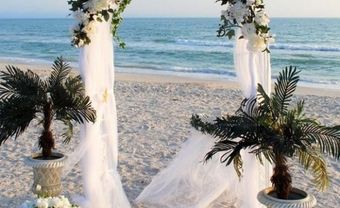 Cổng hoa cưới lãng mạn với hoa và voan trắng - Blog Marry