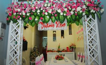 Cổng hoa cưới kết hợp hoa lan và hoa hồng - Blog Marry