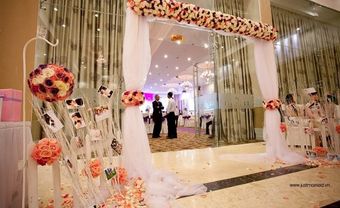 Cổng hoa cưới bằng lụa trắng kết hợp hoa tươi - Blog Marry