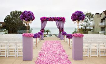 Cổng hoa cưới màu tím kết từ hoa hồng và cẩm tú cầu - Blog Marry