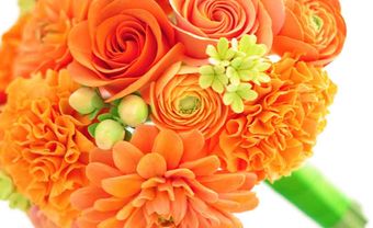Hoa cưới cầm tay màu cam kết từ hoa hồng, cúc, chuỗi ngọc - Blog Marry