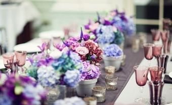 Hoa trang trí tiệc cưới tông xanh và tím  - Blog Marry