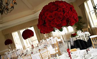 Hoa trang trí tiệc cưới màu đỏ lộng lẫy và sang trọng - Blog Marry