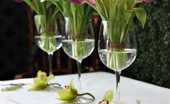 Hoa trang trí tiệc cưới bằng tulip màu tím - Blog Marry