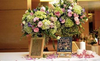 Hoa trang trí tiệc cưới ngẫu hứng và đa dạng nhiều loại hoa tươi - Blog Marry