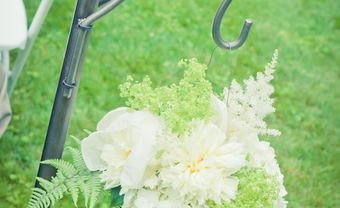 Hoa trang trí tiệc cưới xinh xắn với lọ treo hoa thủy tinh - Blog Marry