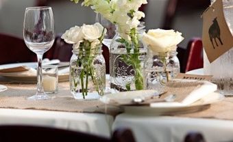 Hoa trang trí tiệc cưới thanh nhã kết hợp phong lan và hồng trắng - Blog Marry