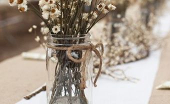 Hoa trang trí tiệc cưới mộc mạc với hoa cúc khô - Blog Marry