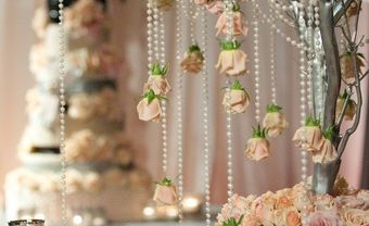 Hoa trang trí tiệc cưới kết hợp cầu kỳ hoa hồng và chuỗi ngọc - Blog Marry