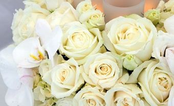 Hoa trang trí tiệc cưới nhẹ nhàng và cổ điển với hồng trắng - Blog Marry