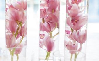 Hoa trang trí tiệc cưới bằng hoa lan trong lọ thủy tinh - Blog Marry
