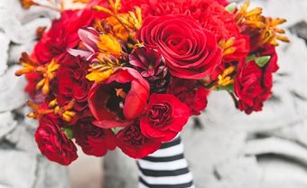 Hoa cầm tay cô dâu màu đỏ kết từ hoa hồng và anh túc - Blog Marry