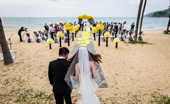 Biển tình yêu - Đám cưới tông vàng xám nổi bật - Blog Marry