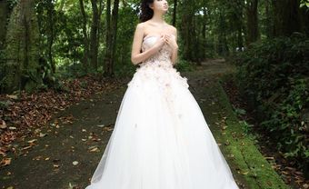 Váy cưới trắng xòe kết hoa tím nhạt - Blog Marry