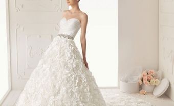 Áo cưới cúp ngực đính hoa hồng 3D đuôi dài - Blog Marry