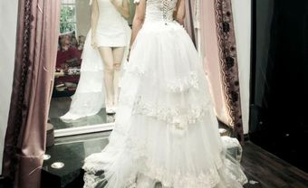 Áo cưới ngắn với đuôi xòe dài xếp tầng - Blog Marry