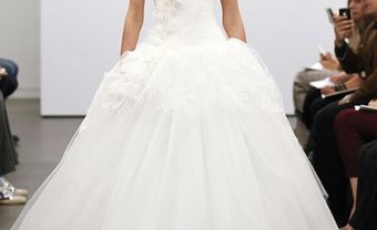 Áo cưới lệch vai với chân váy xòe bồng bềnh - Blog Marry