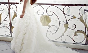 Váy cưới xếp tầng đuôi dài khoét lưng - Blog Marry