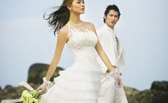 Váy cưới xòe lệch vai chân váy xếp tầng - Blog Marry