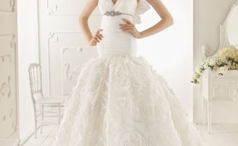  Áo cưới đuôi cá cách điệu đắp ren hoa hồng 3D - Blog Marry